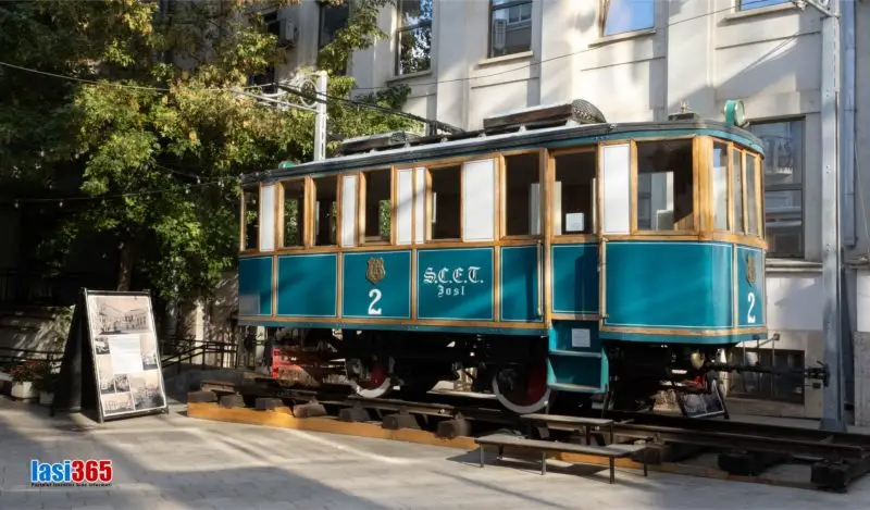 Tramvaiul nr 2 expus pe Strada Lăpușneanu din Iași