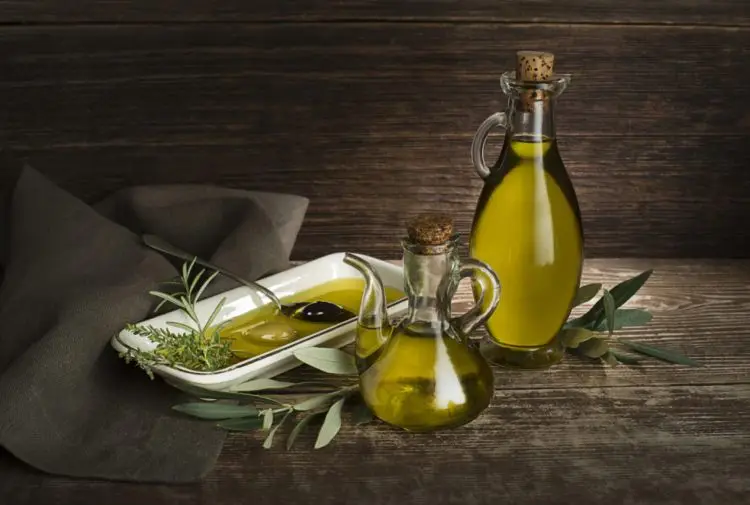 Recipiente cu ulei de masline pentru masa