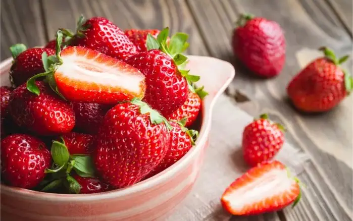 Capsuni proaspete care ajuta la albirea dintilor si improspatarea respiratiei