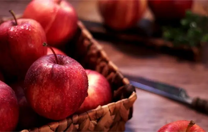 Mere proaspate utilizate pentru curățarea naturală a dinților