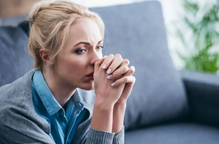 o femeie macinata de anxietate