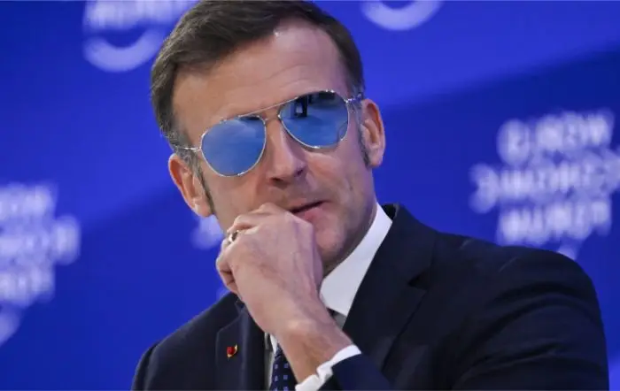 Imagine cu președintele Franței cu ochelari de soare