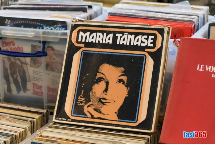 Imagine cu un disc de vinil cu Maria Tănase la Târgul de antichități din Palas Mall 2026