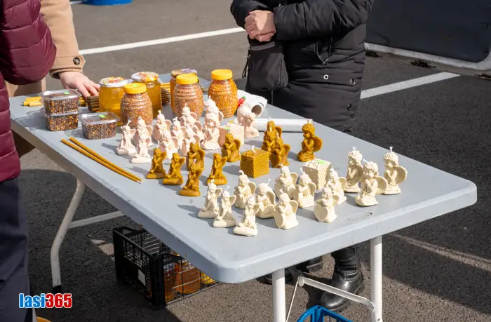 Produse din ceară de albine la Târgul apicol de la Mall Moldova din Iași Produse din ceară de albine la Târgul apicol de la Mall Moldova din Iași