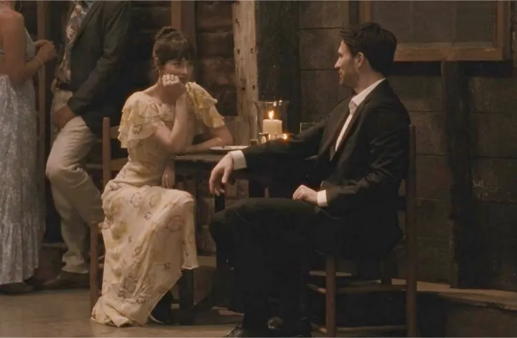 Chris Evans și Dakota Johnson la o cină romantică &icirc;ntr-un restaurant elegant, secvență din Materialists (2025)