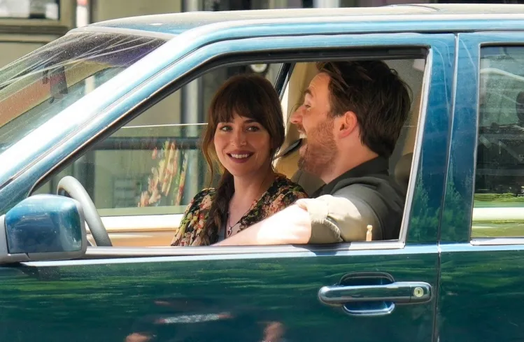 Chris Evans și Dakota Johnson intr-o discuție &icirc;n mașină secvență din Materialists (2025)