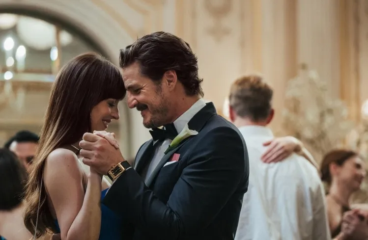 Pedro Pascal și Dakota Johnson dans&acirc;nd &icirc;ntr-un restaurant elegant, secvență din Materialists (2025).
