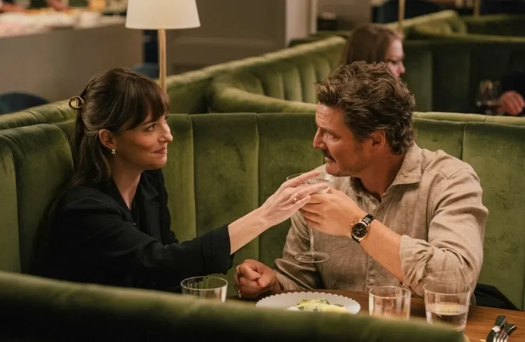 Pedro Pascal și Dakota Johnson la o cină romantică &icirc;ntr-un restaurant elegant, secvență din Materialists (2025).