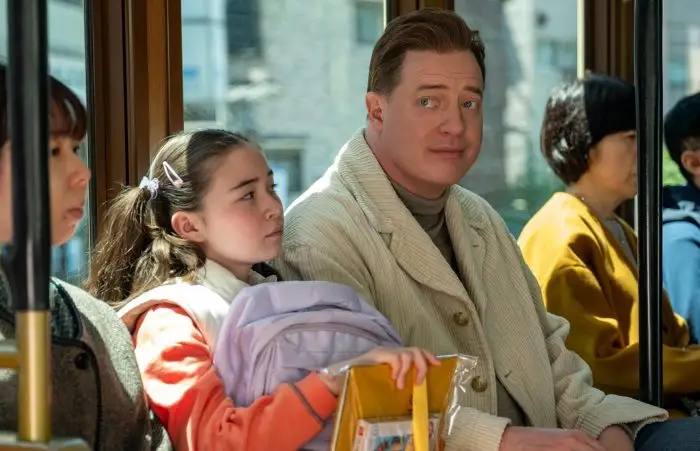 Brendan Fraser intr-o secvență din autobuz din filmul Familie de închiriat