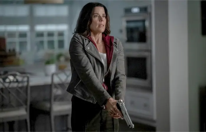 Neve Campbell într-o secvență din filmul Scream 7