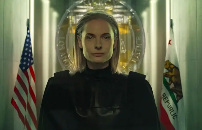 Rebecca Ferguson in rolul judecatoarei AI din filmul Mercy