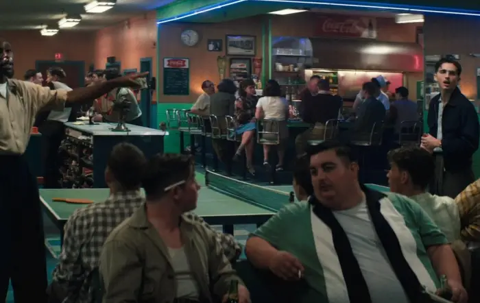 secventa din filmul marty supreme cu timothee chalamet in rol principal