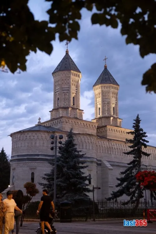 Imagine cu Biserica Sf Trei Ierarhi din Iași
