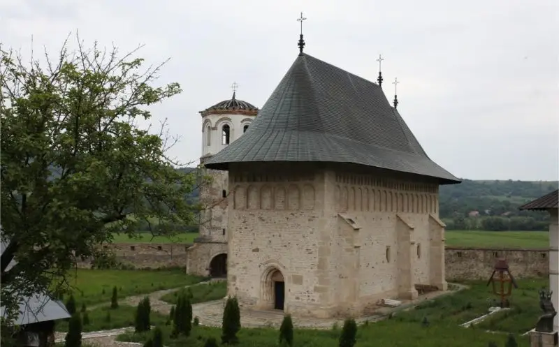 Biserica Pogor&acirc;rea Sf&acirc;ntului Duh de la Mănăstirea Dobrovăț, arhitectură medievală moldovenească din epoca lui Ștefan cel Mare