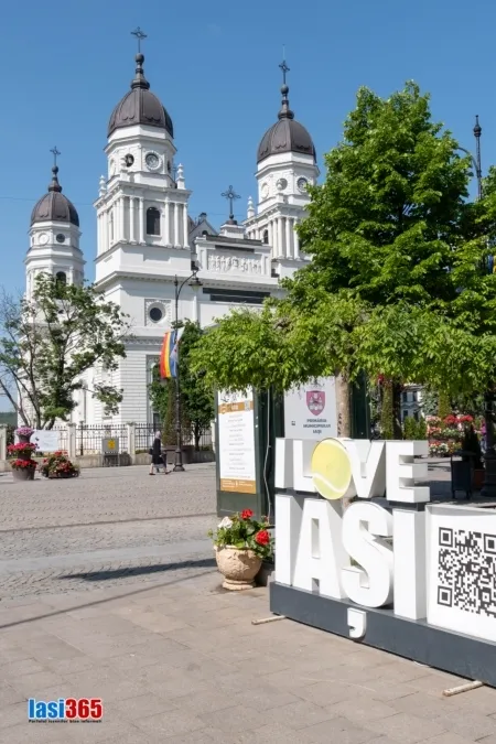 Detaliu turn Catedrala Metropolitana Iasi elemente baroce si neoclasice