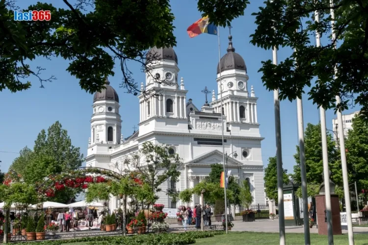 Fatada principala Catedrala Metropolitana Iasi stil neoclasic cu patru turnuri