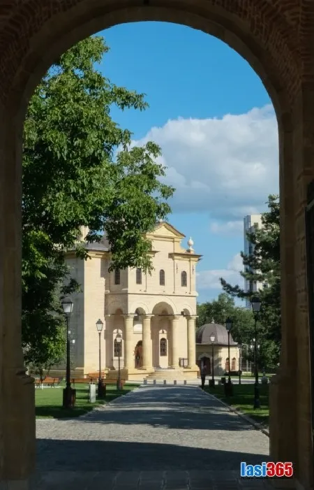 Imagine cu poarta de intrare in biserica Bărboi din Iași