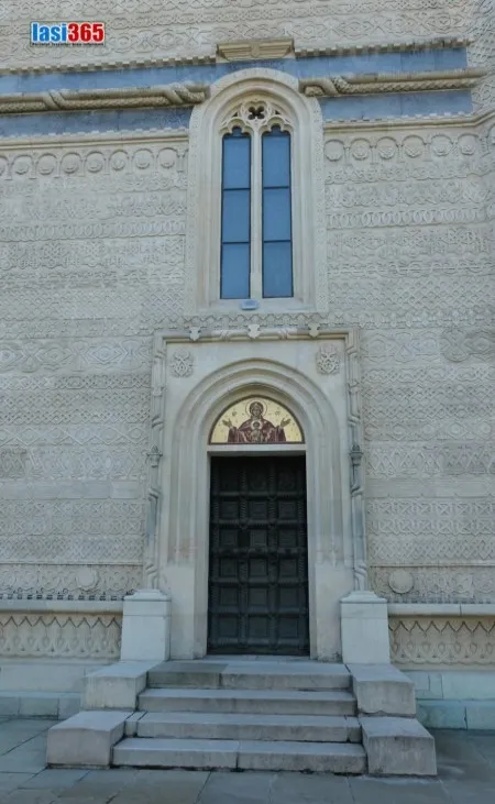 Detaliu sculptura in piatra Sfintii Trei Ierarhi dantelarie orientala