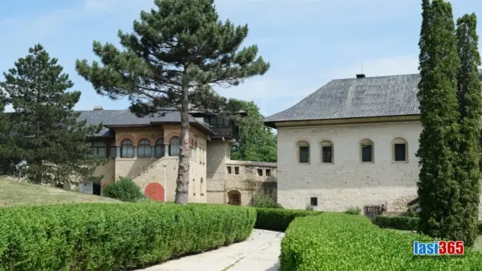 Ziduri de fortificatie si intrare complexul monastic Cetatuia Iasi