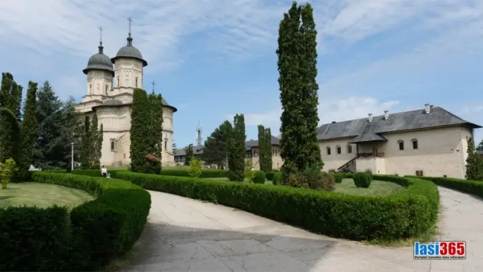 Poarta istorica de intrare in Manastirea Cetatuia ziduri de aparare