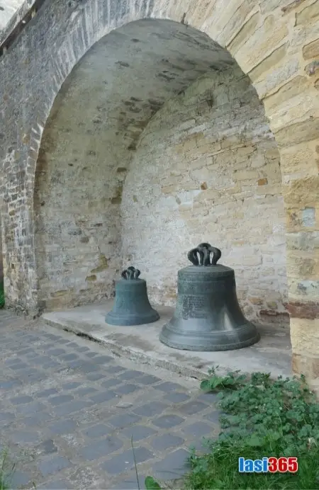 Turnul clopotnita Manastirea Cetatuia Iasi clopote vechi de colectie