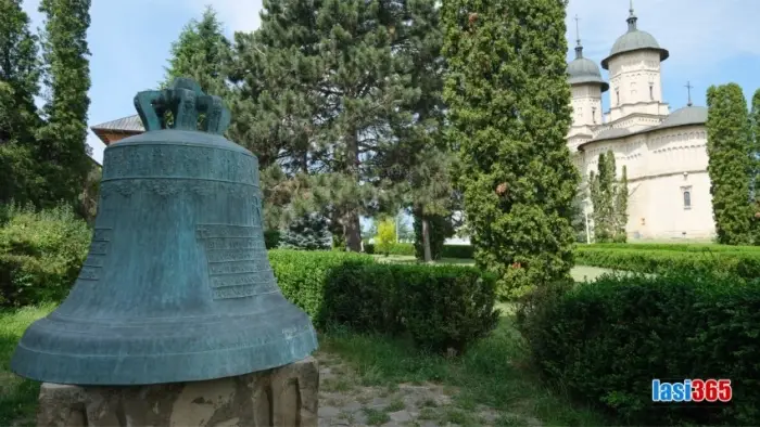 Clopot istoric expus in curtea exterioara a Manastirii Cetatuia
