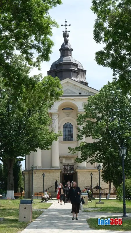Biserica Manastirea Frumoasa Iasi turle stil rusesc si fatada