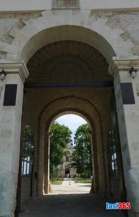 Turn clopotnita Manastirea Frumoasa Iasi vedere curte interioara