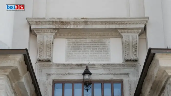 Curte interioara Manastirea Frumoasa Iasi gradina si alei