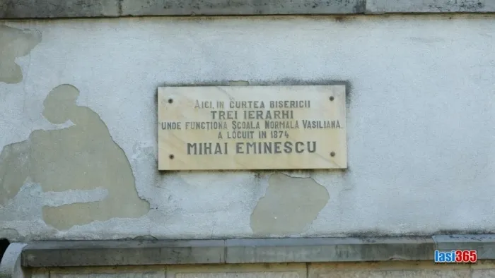 Placă informativă de pe zidul Mănăstirii Sfinții Trei Ierarhi Iași