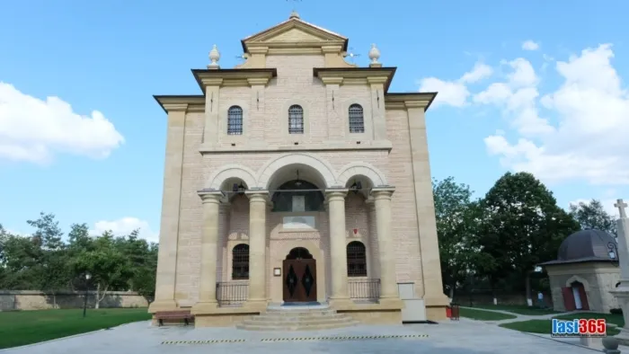 Imagine de ansamblu cu Biserica Bărboi din Iași