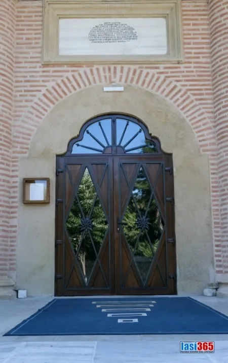 Ușa de intrare in Biserica Bărboi din Iași