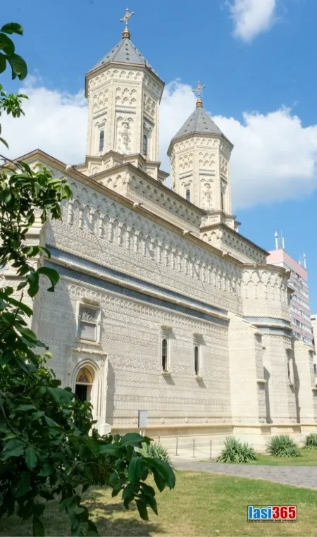 Imagine exterioară cu Mănăstirea Trei Ierarhi din Iași 