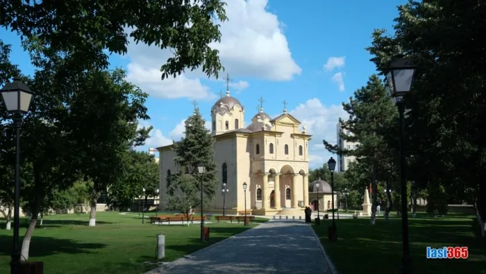 Vedere cu Biserica Barboi, biserica in stil neoclasic cu coloane