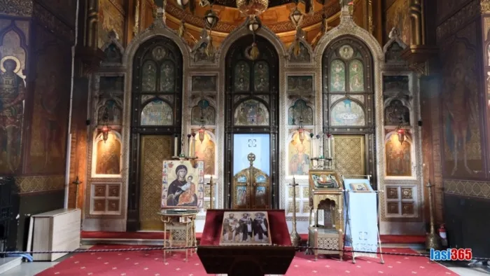 Interior biserica Trei Ierarhi Iasi catapeteasma marmura si mozaic