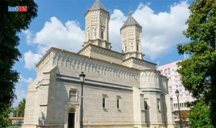 Vedere laterală cu Mănăstirea Trei Ierarhi din Iași