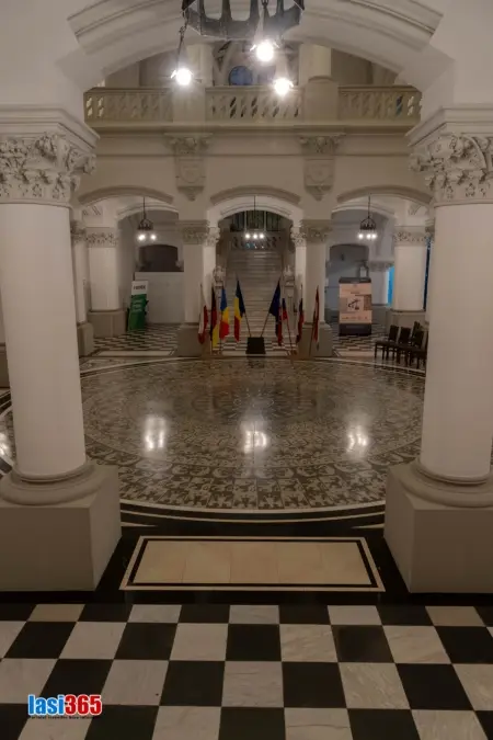 Holul central Palatul Culturii Iași - vedere interioară spectaculoasă Holul central al Palatului Culturii din Iași cu arhitectură neogotică și vitralii