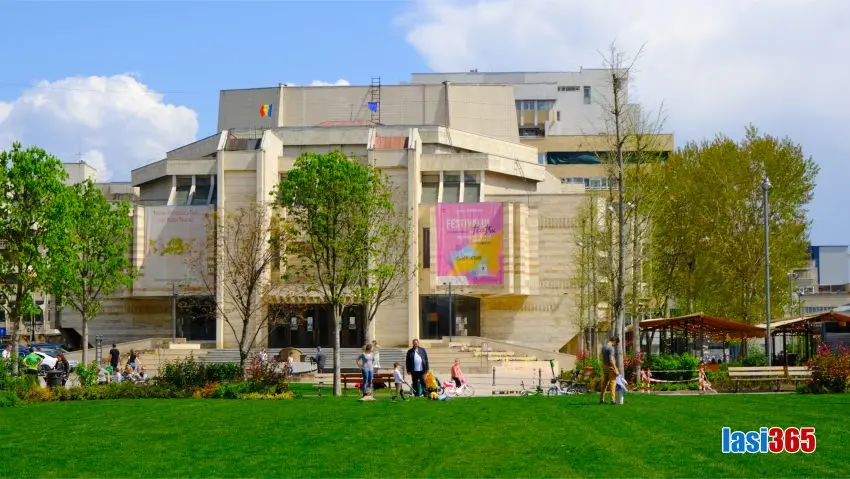 Fațada Teatrului Luceafărul din Iași - clădire culturală modernă lângă Palas