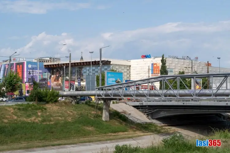 Imagine de pe Bahlui cu Iulius Mall Iași primul mall ieșean