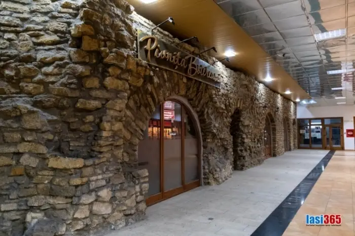 Fragmente din vechile fortificații ale Iașului, integrate în Pasajul Hala Centrală