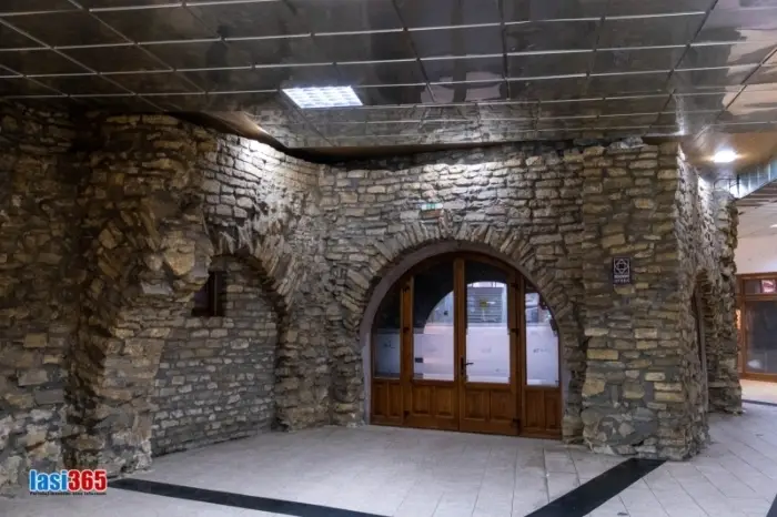 Ziduri istorice expuse în Pasajul Sfanta Vineri de la Hala Centrală din Iași