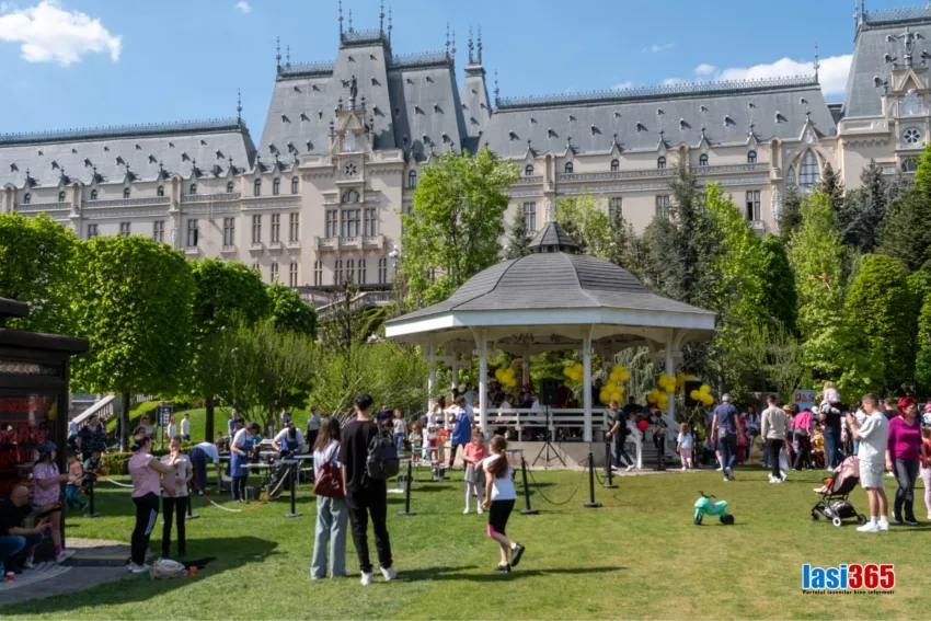 Zona de joacă pentru copii &icirc;n Parcul Palas cu foișor și zona verde