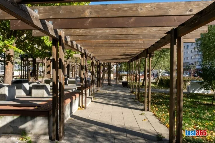 Imagine cu elementele de decor ale Esplanadei Pacurari