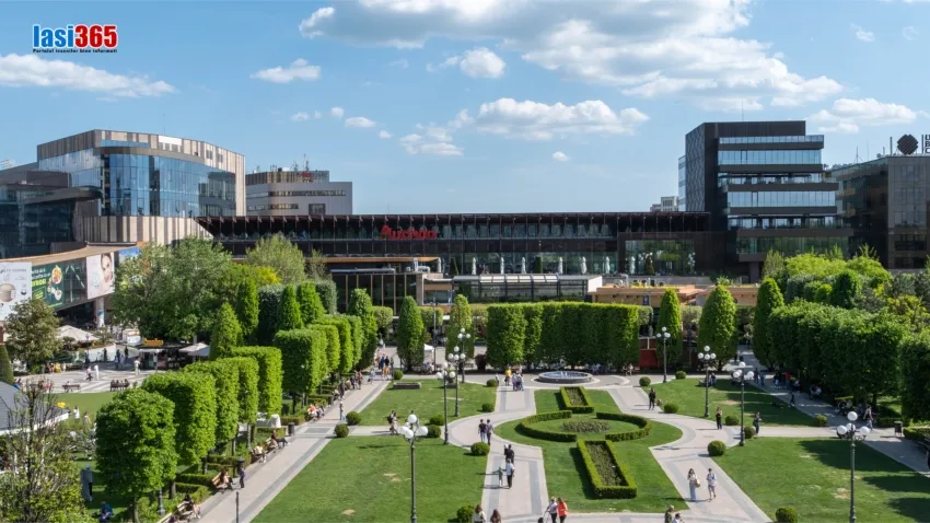 Alei largi pentru promenadă &icirc;n Grădina Palas Iași cu bănci și zone de umbră