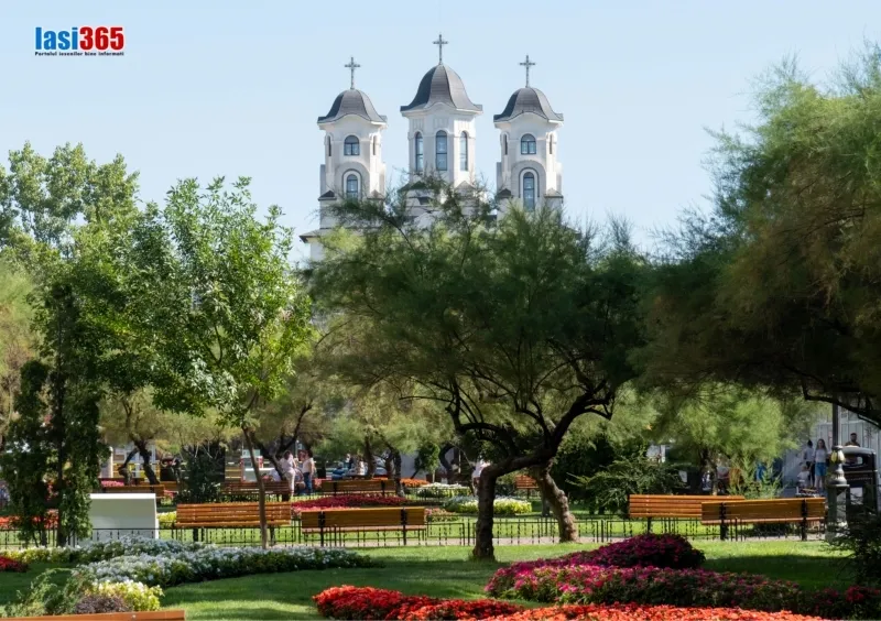 Biserica Sfanta Vineri se vede din Parcul de pe Esplanada Alexandru cel bun din Iasi