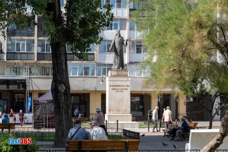 Statuia lui Alexandru cel bun din Esplanada Piata Voievozilor