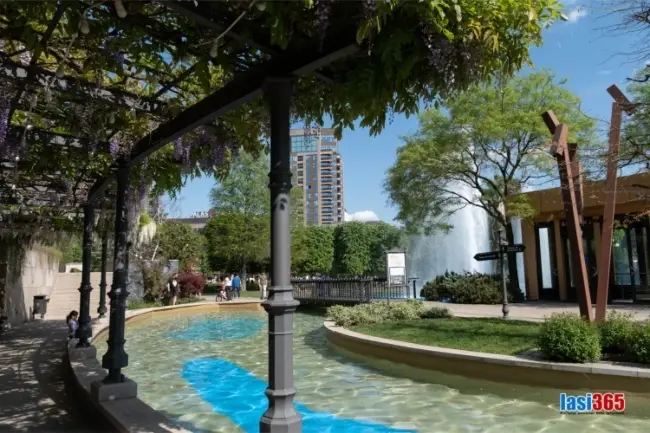 Fântâna arteziană din Grădina Palas din Iași