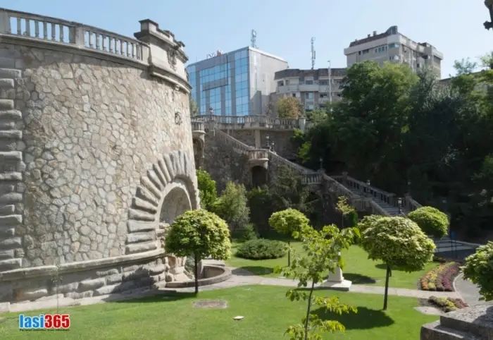 Scări largi din piatră, parte din Esplanada Elisabeta, flancate de verdeață, văzute într-o zi fără trecători.