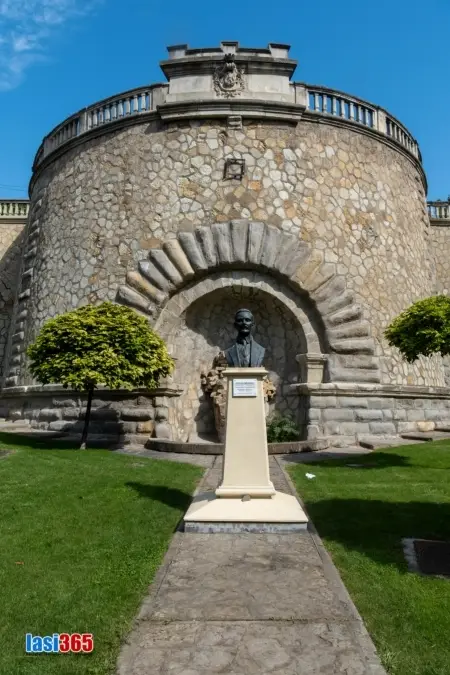 Detaliu architectural: arc din piatră cu bustul lui Iuliu Maniu parte din amenajarea Esplanadei Elisabeta.