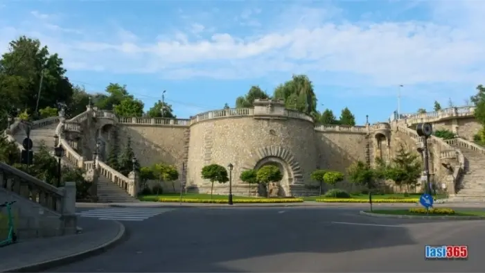 Zid de piatră impunător și scări elegante ale Esplanadei Elisabeta (Râpa Galbenă), văzute în lumină naturală.